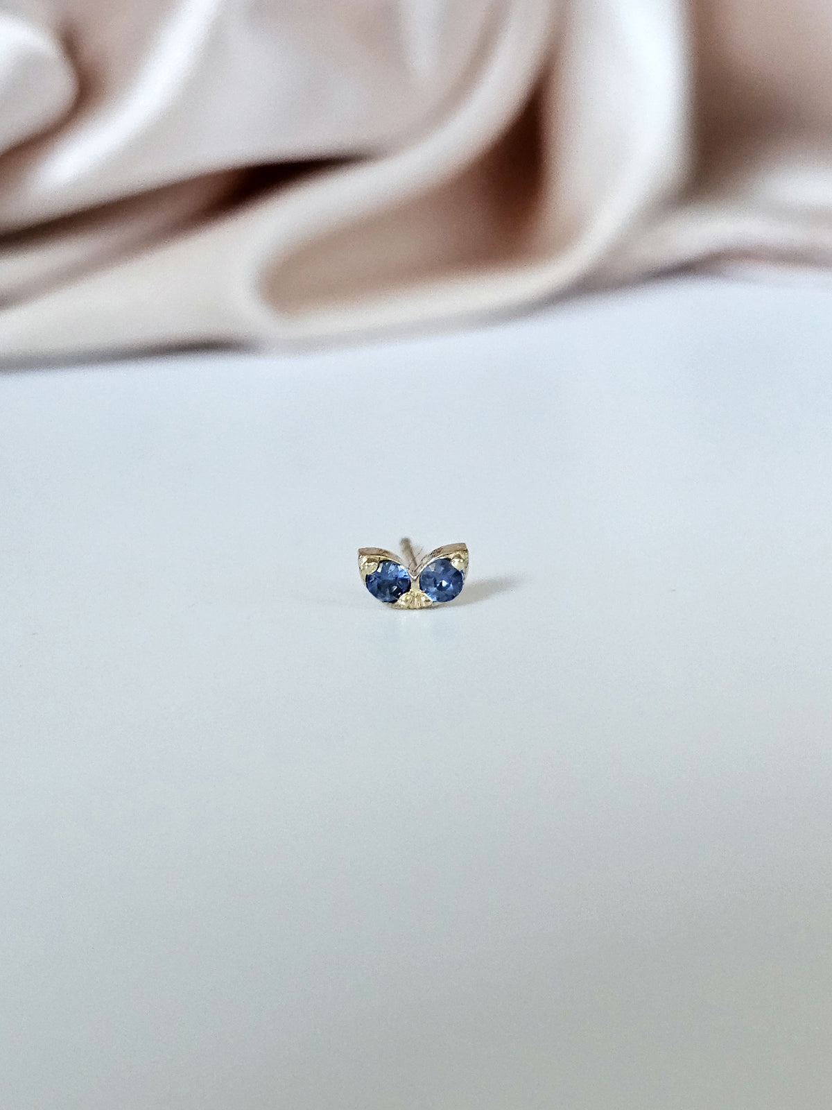 Two stones, single stud earring, 14k gold set with natural sapphires.